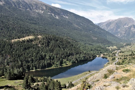 trekking por  el pirineo  hermosas vitas al lago 