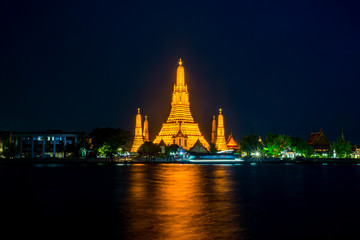 Obraz premium Wat Arun Temple at night with blue sky in Bangkok Thailand.Photo by long exposure.