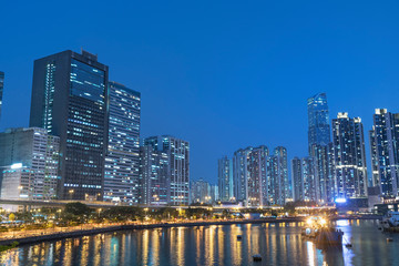Plakat Night scene of skyline and harbor of Hong Kong city