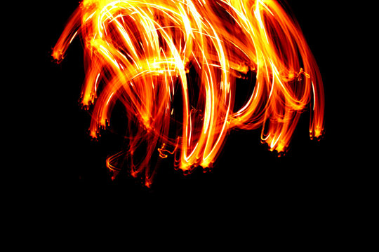 foto abstracta realizada con una lampara calida con un movimiento oscilatorio para crear una tipo llama.