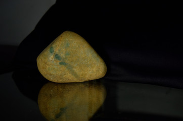  Natural jade Is a lump that has not been cut Is a jade that is expensive and rare