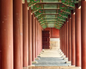 Naklejka premium Old traditional palace pillar in korea