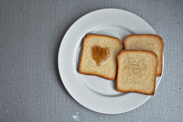 Pan tostado con corazón de miel