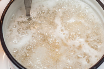 Stir the pasta while boiling in hot boiling water.