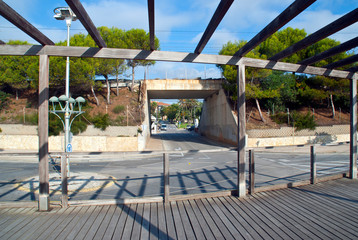 vista del acceso a la playa desde la pasarela de madera en Tarragona ((España)