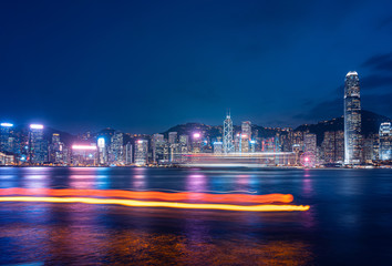 Fototapeta premium Gród i panoramę w porcie Victoria w Hongkongu w nocy