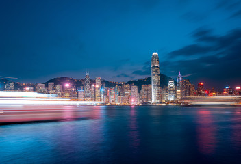 Fototapeta premium Gród i panoramę w porcie Victoria w Hongkongu w nocy