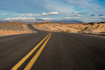 Naklejka premium Road in the Desert
