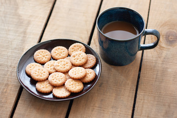 ティータイムのコーヒーとクラッカー