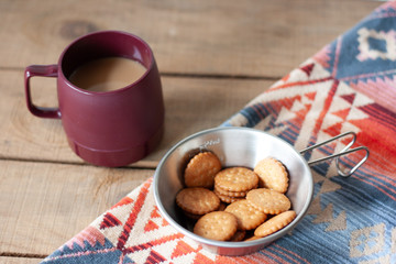 ティータイムのコーヒーとクラッカー