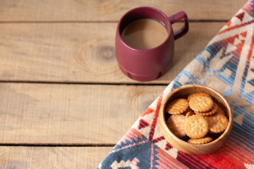 ティータイムのコーヒーとクラッカー