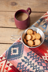 ティータイムのコーヒーとクラッカー