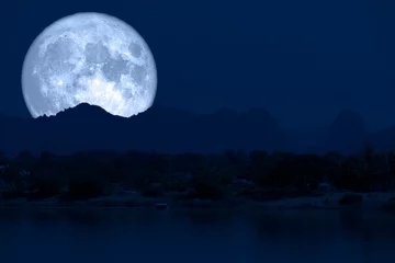 Afwasbaar Fotobehang Volle maan en bomen super volle vismaan terug op wolk en berg op nachtelijke hemel