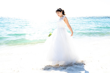 Fototapeta na wymiar 海辺のウェディングドレス姿の花嫁