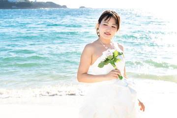 Fototapeta na wymiar 海辺のウェディングミニドレス姿の花嫁