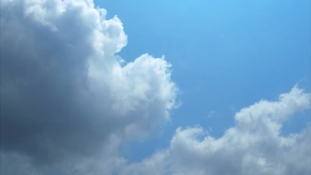Timelaps of the blue sky on which the clouds move.