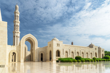 Courtyard of the Sultan Qaboos Grand Mosque in Muscat, Oman - obrazy, fototapety, plakaty