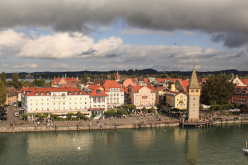 Fototapeta premium Lindau (Bodensee); Blick über den Seehafen zur Hafenpromenade mit Mangturm