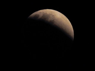 Super blue blood moon January 2018 lunar eclipse, real time taken in Kanchanaburi west Thailand. (photo contain noise a bit)