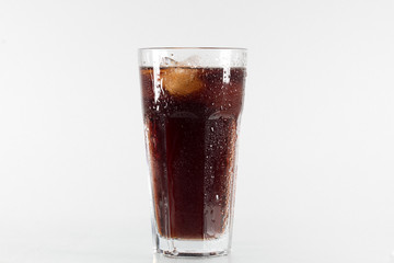 glass of cola with ice