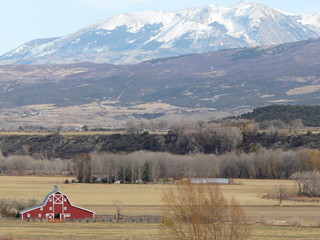 typical old red wood barn in the mountains of Colorado, USA © poupine