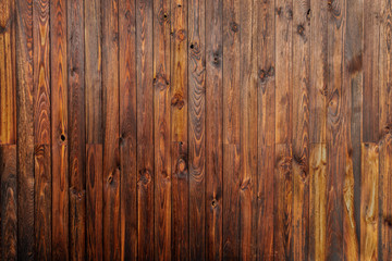 Fototapeta na wymiar Alte Holzbretter aus dunklem Holz bei hartem Licht.