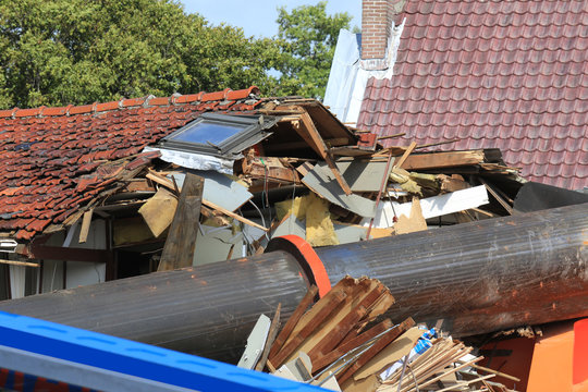 Schwerer Kranunfall - Kranwagen st&uuml;rzt auf Einfamilienhaus und zerst&ouml;rt es
