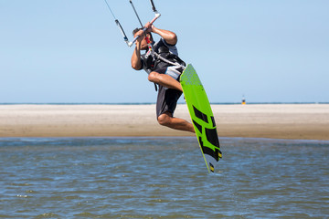 Kitesurfer beim Sprung