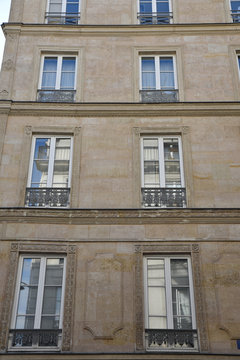 Fa&ccedil;ade cossue &agrave; Paris, France