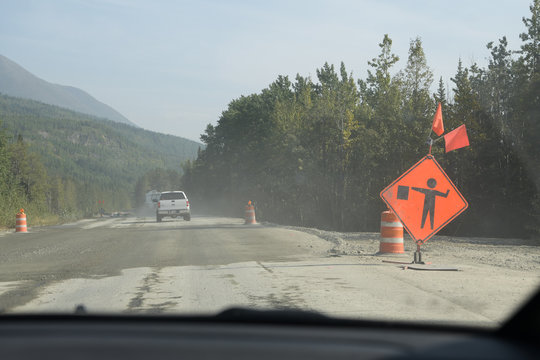 Strassenbaustelle in Alaska - Anstatt Vollsperrung werden die Fahrzeuge im Einbahnstrassensystem durch die Baustellen gelotst