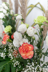 Bouquet of roses, red white flowers, inside the wedding For arranging the atmosphere of the wedding to look elegant, fresh flowers, beautiful bouquet Is another interesting business.