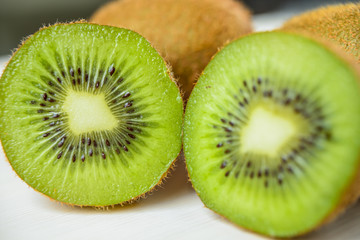 kiwi affettati su tagliere bianco