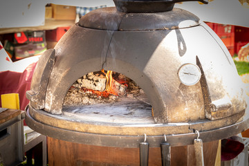 Holzofen mit Temperaturanzeige