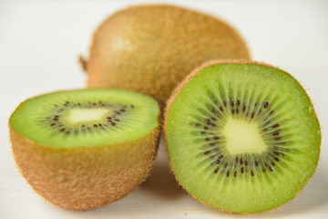 kiwi affettati su tagliere bianco