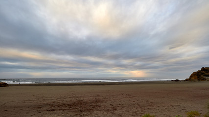 Puesta de Sol durante la bajamar en una playa del norte de España