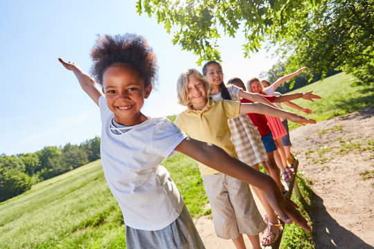 Multikulturelle Kinder balancieren im Park