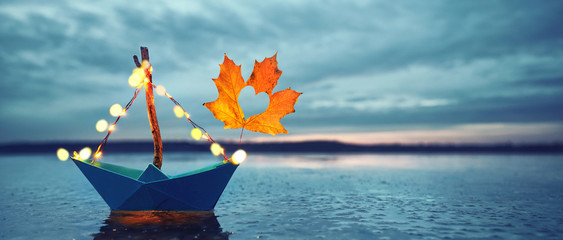 Boot im Herbst am See mit Laubsegel