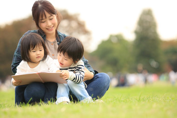 本を読む親子
