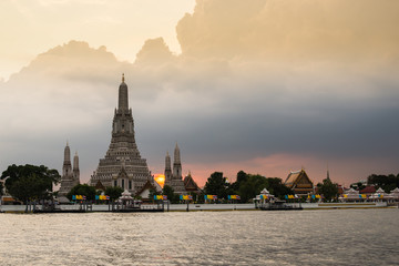 Naklejka premium Wat Arun Temple at sunset in bangkok Thailand.