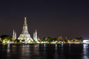 Fototapeta premium Wat Arun Temple at sunset in bangkok Thailand.