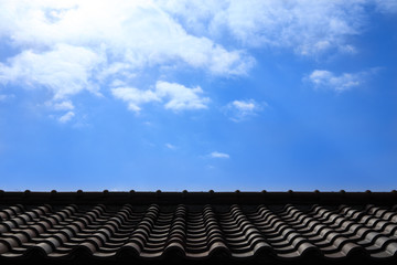 瓦屋根と夏の青空