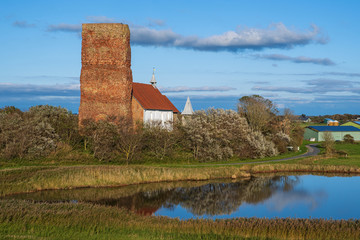 Fototapeta premium Die Turmruine der alten Kirche St. Salvator auf der Insel Pellworm/Deutschland in der Nordsee