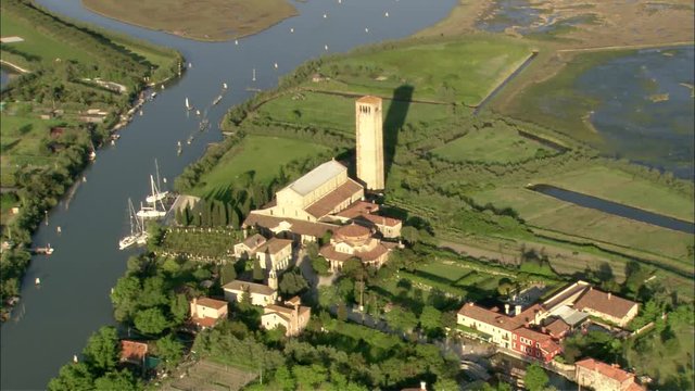 Veduta aerea della laguna veneta e della Cattedrale di Santa Maria Assunta  a Torcello