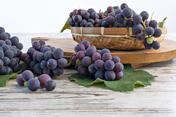 uva fragola e cestino con foglie dal basso da vicino altra inquadratura
