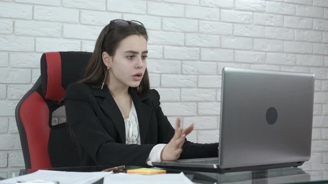 The girl in the office is at a loss.