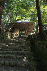 滋賀県、湖東三山の百済寺の仁王門と石階段の参道の風景