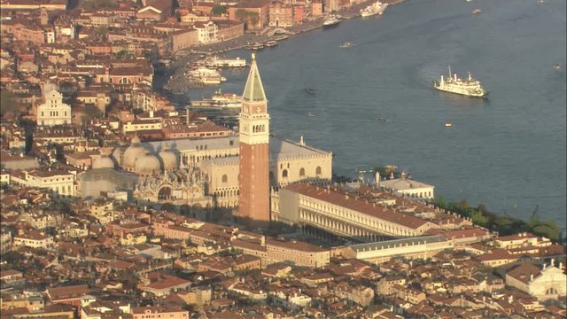 Piazza San marco e veduta totale della citt&agrave; di Venezia dall'alto
