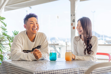 陽の当たる広場で遠くを見つめるカップル