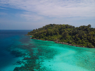 Fototapeta premium Wyprawa nurkowa w krystalicznie czystej wodzie przed samotną wyspą w Azji Południowo-Wschodniej