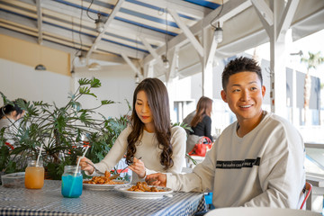 カフェのテラスでデートを楽しむカップル